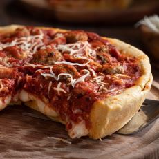 Chicago'dan Çıkan, Bol Malzemeli ve Kalın Hamurlu Pizza Çeşidi: Deep Dish Pizza