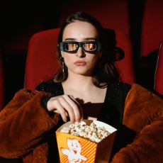 Sinemada Film İzlerken Neden Genellikle Bir Şeyler Yeme İhtiyacı Duyarız?