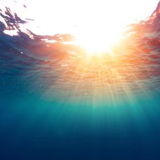 Berrak Olan Suyun Rengini Denize Bakınca Neden Mavi Olarak Görürüz?