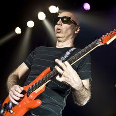 Joe Satriani'nin Kendisi Hakkında Merak Edilenleri Cevapladığı Guitarist Röportajı