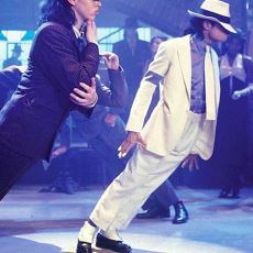Michael Jackson, 45 Derecelik Açıyla Yere Doğru Eğildiği Dansı Nasıl Yapıyordu?
