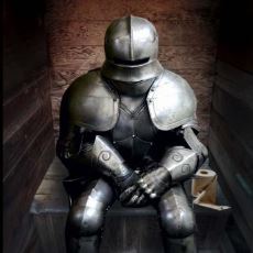 Şövalyeler Giydikleri O Zırhlarla Tuvalete Nasıl Gidiyordu?