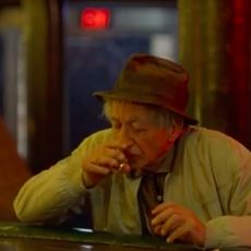 Barfly Filminde Çok Kısa Sürmesine Rağmen İnsanı Düşüncelere Sürükleyen Bar Sahnesi