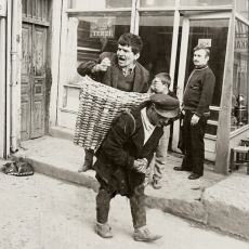 Eski İstanbul'da Yürümeyecek Kadar İçen Bar Müşterilerini Eve Taşıyan İşçiler: Küfeci