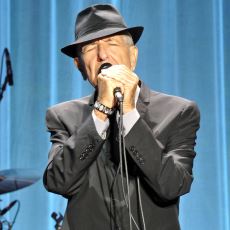Leonard Cohen Evreninin İncilerinden "Famous Blue Raincoat" Şarkısının Şık Bir Analizi