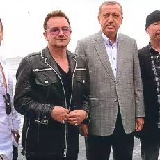 U2'nun Solisti Bono'nun Pek de Kısa Olmayan, Dolu Dolu Kariyer Özeti
