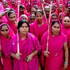 Hindistan'da Kadına Şiddet Uygulayanları Döven Kadın Çetesi: Gulabi Gang
