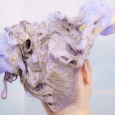 Saçını Açık Renklere Boyatan Kadınların Olmazsa Olmazı Mor Şampuan Ne İşe Yarar?