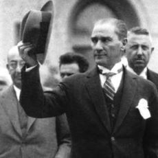Bu Serpuşun Adına Şapka Derler: 1925'te Tartışma Yaratan Şapka Devrimi Nasıl Yapıldı?