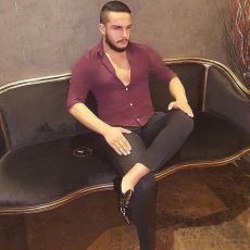 Türk Usulü Delikanlı Erkeğin Yeni Trendi: Tesbih, Dar Gömlek, Bilek Üstü Dar Pantolon Modası