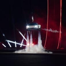 Tesla'nın Uçabilen, Duvara Tırmanabilen ve Takla Atabilen Yeni Aracı: Roadster