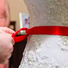 Düğünlerde Gelinin Beline Takılan Kırmızı Kurdele, Gerçekten Bekaretle mi Alakalı?