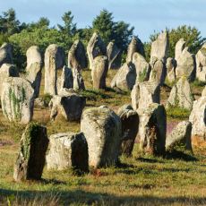 Fransa'da Kusursuz Hatlar Halinde Uzanan 3000 Megalitik Taş: Carnac Stones