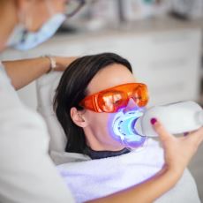 Bir Diş Hekiminin Anlatımıyla: Diş Beyazlatmaya Dair Merak Edilenler