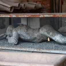 Pompei'deki Taşlaşmış İnsanlar Gerçek mi?