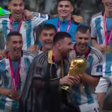 Messi'nin Kupa Töreninde Giydiği Siyah Pelerin Ne Anlama Geliyor?