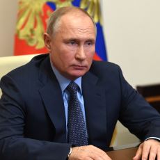 Vladimir Putin Neden Bir Kolunu Hiç Sallamadan, Garip Bir Şekilde Yürüyor?