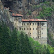 Sümela Manastırı Neden ve Nasıl İnşa Edildi?