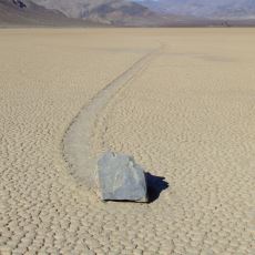 Ölüm Vadisi'nin Meşhur Yürüyen Kayaları Nasıl Metrelerce Hareket Ediyor?