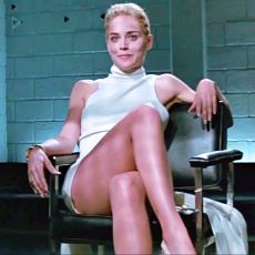 Sharon Stone'un Temel İçgüdü'deki Efsane Bacak Bacak Üstüne Atma Sahnesinin Felsefi Analizi