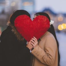 Bazı Uzak Doğu Ülkelerinde Sevgililer Günü Neden İki Farklı Tarihte Kutlanıyor?