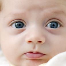 Yeni Doğmuş Bebeklerin Gözleri Neden Mavi Görünüp Sonra Koyulaşır?