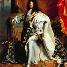 Topuklu Ayakkabılar Gerçekten de Fransa'da B*ka Basmamak İçin mi İcat Edildi?