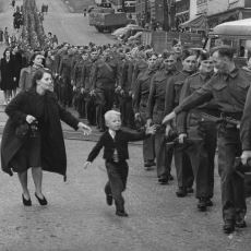 1940'ta Çekilen İkonik "Wait For Me, Daddy" Fotoğrafının Hikayesi