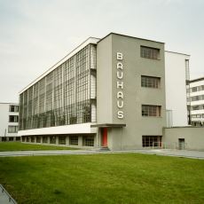 Eski Süslemeli Bina Anlayışını Bitirerek Modern Mimarinin Temellerini Atan Akım: Bauhaus