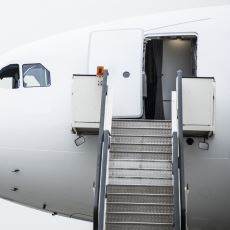 Uçak Havadayken Kapısının Açılması Mümkün mü?