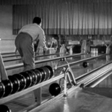 Kara Filmlerde Sadece Bir Oyun Yeri Değil, Kritik Kararların Alındığı Mekan: Bowling Salonu