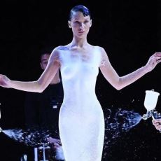 Bella Hadid'in Viral Olan Sprey Elbisesinin Arkasında Nasıl Bir Mantık Var?