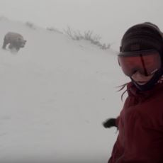Snowboard Yaparken Peşine Ayı Takılan Kız