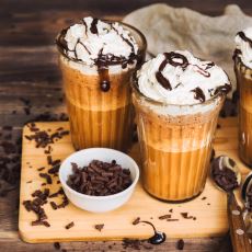 Kahvenin En Güzel Hallerinden Biri Olan Frappuccino'yu Evde Yapmanızı Sağlayacak Pratik Bir Tarif