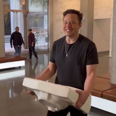 Elon Musk, Twitter Binasına Neden Elinde Lavaboyla Girdi?