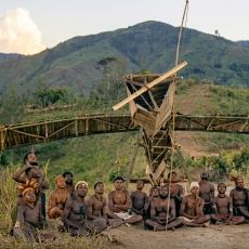 Gökyüzünden Gelen Kutulara Tapan İlginç İnancın Hikayesi: Vanuatu’daki Kargo Kültü