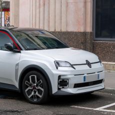Renault 5 E-Tech Electric Nasıl Araba? Alınır mı?