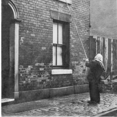 Eskiden Kapı Kapı Dolaşıp Parayla İnsan Uyandıran Meslek Erbabı: Uyandırıcı