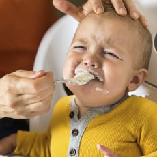 Topluca Yapılan Yanlışlardan Biri: Bebeklere Zorla Yemek Yedirmek