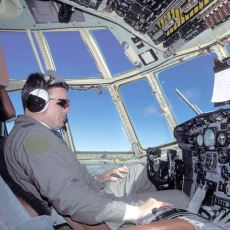 Askeri Uçaklarda İkaz Sesi Olarak Neden Kadın Sesi Tercih Ediliyor?