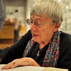 Ursula K. Le Guin'in, Bugünün Politik Tartışmalarını On Yıllar Önce Öngördüğü Kitapları