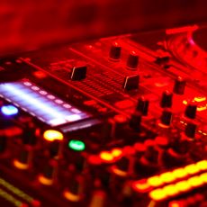 Elektronik Müziğe Önyargılı Olanlar İçin Ünlü DJ'lerin, Setlerine Mutlaka Eklediği 20 Şarkı