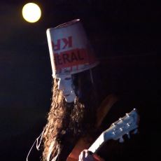 Sahneye Mutlaka Maske ve KFC Kovasıyla Çıkan Aşırı Üretken Gitarist: Buckethead