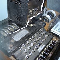 Almanların Savaşta Kullandığı Şifreleme Makinası Enigma Nasıl Kırıldı?