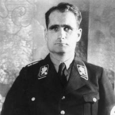 II. Dünya Savaşı'nda Almanya'dan İngiltere'ye Barış İçin Tek Başına Uçan Acayip Nazi: Rudolf Hess