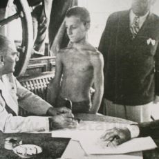 Atatürk'ün Moda'da Yüzme Yarışına Katılan Bir Çocukla Çekilen Fotoğrafının Hikayesi