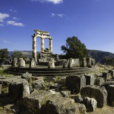 Antik Yunanistan'da Adeta Kıble İşlevi Gören Merkez: Delfi Tapınağı