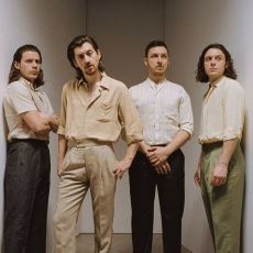 Arctic Monkeys'in Ortaya Çıkışından Bakkaldan Azar Yiyişine Kadar Olan Hikayesi