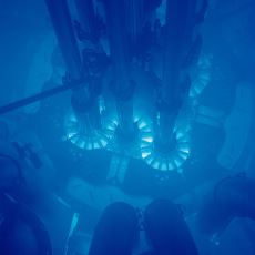 Nükleer Reaktör Çekirdeklerinde Gözlemlenen Mavi Renkli Parlama: Çerenkov Işıması