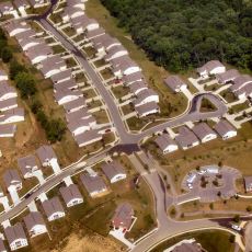 ABD'de Küçük Parsellere Bölünmüş Araziye İnşa Edilen Konut Türü: Tract Housing